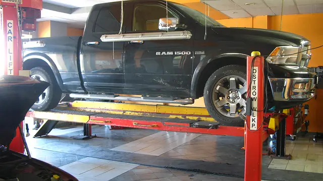 Dodge Ram 5.7 HEMI na podnośniku