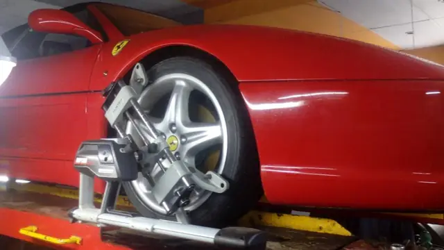 Ferrari 355 na podnośniku w warsztacie
