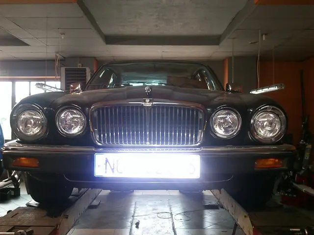 Jaguar XJ na stanowisku pomiarowym