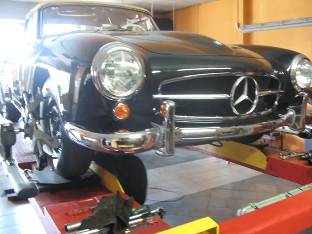 Klasyczny Mercedes 190 SL na stanowisku geometrii