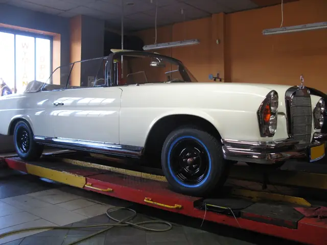 Klasyczny Mercedes W112 kabriolet w warsztacie