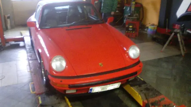 Czerwone Porsche 911 Targa w hali warsztatu